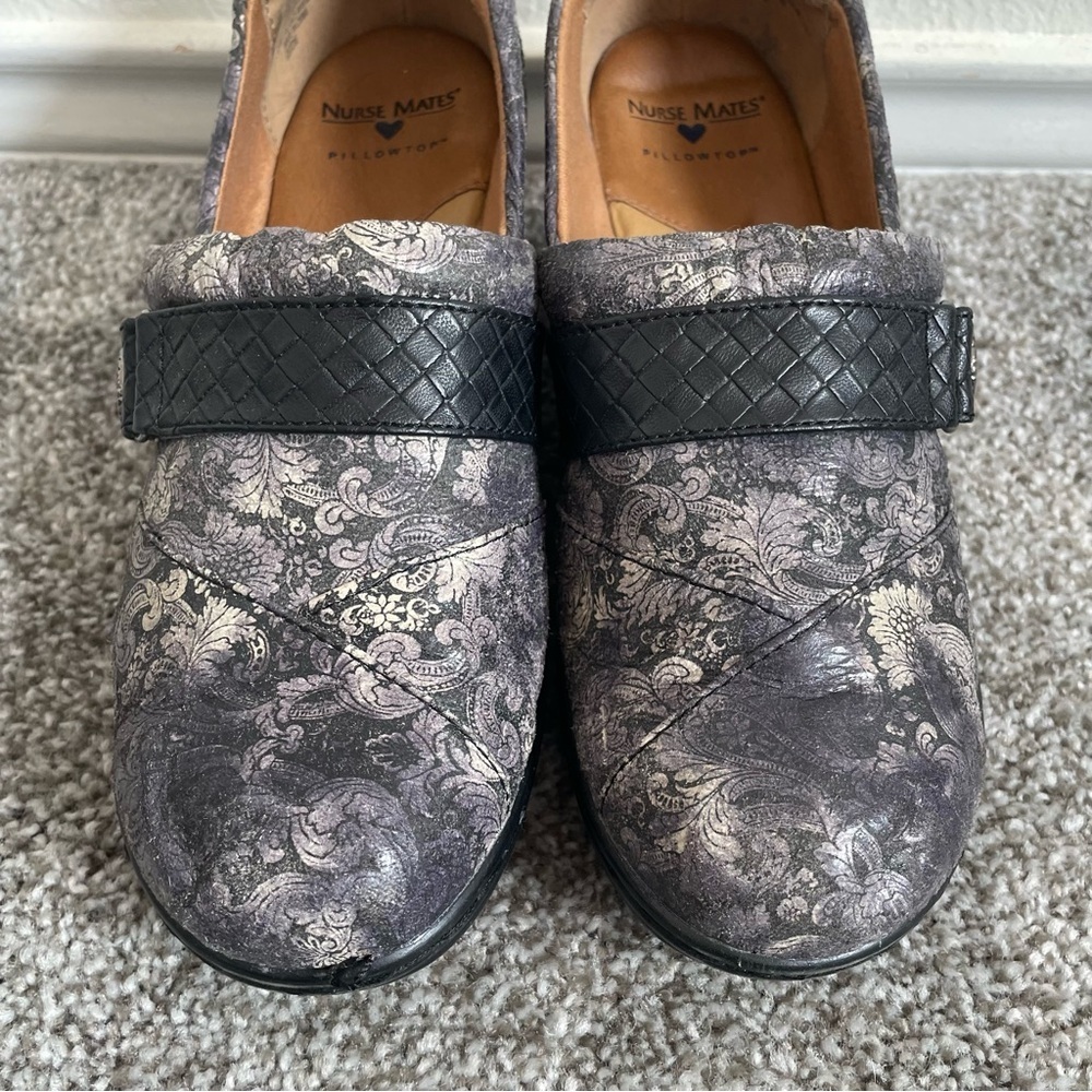 Nurse Mates Pillow Top Clogs Women’s Sz 8 Wide Kris Gray Metallic Paisley Shoes - Picture 4 of 15